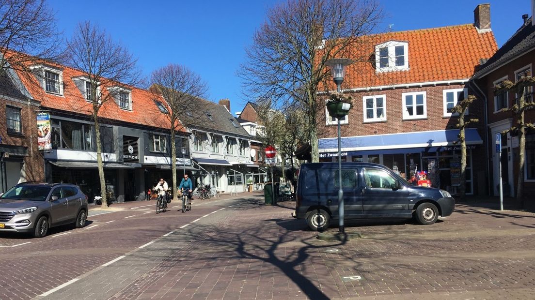 De winkels in de winkelstraat in Domburg waren geopend, maar de straat zelf was zo goed als uitgestorven