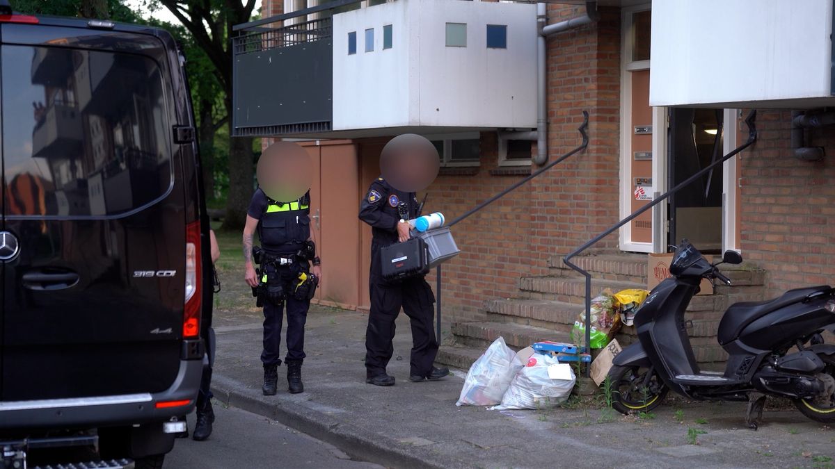 Politie vindt vaten met verdachte vloeistoffen, één persoon aangehouden