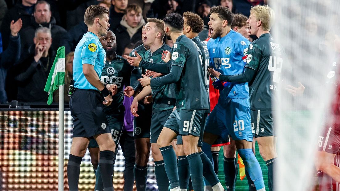 De spelers van FC Groningen richten hun boosheid op scheidsrechter Joey Kooij
