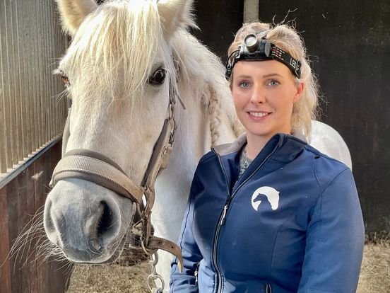 Op stap met paardentandarts Michelle van Gerner (24): "Luidruchtig klusje"