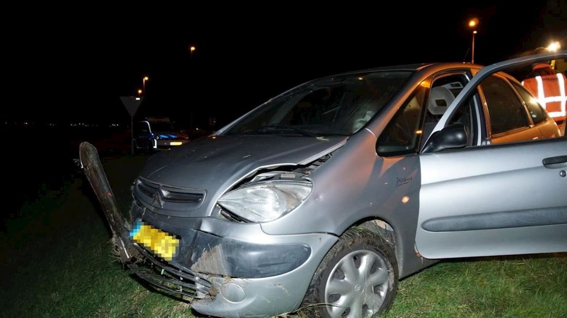 Auto vliegt van dijk bij Zwartsluis