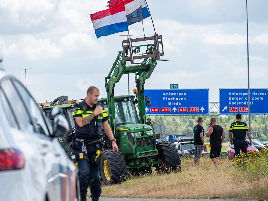 Boeren langs de A16 bij de Moerdijkbrug.