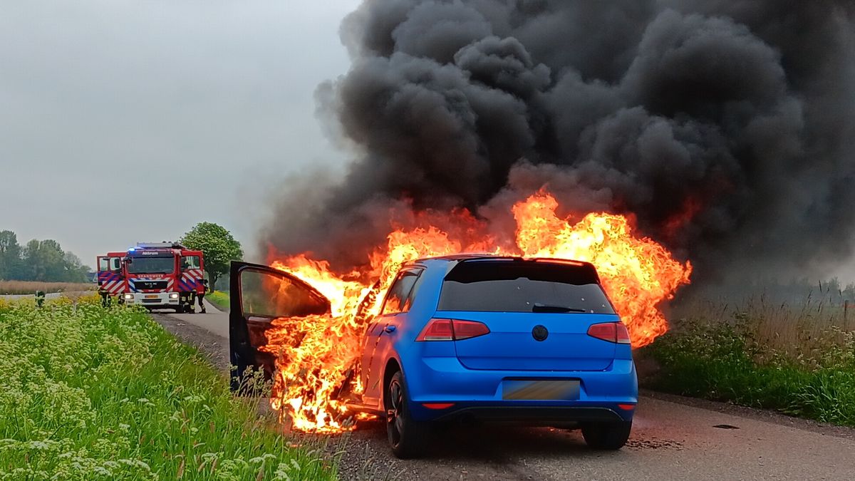 Felle brand verwoest auto bij Akkrum