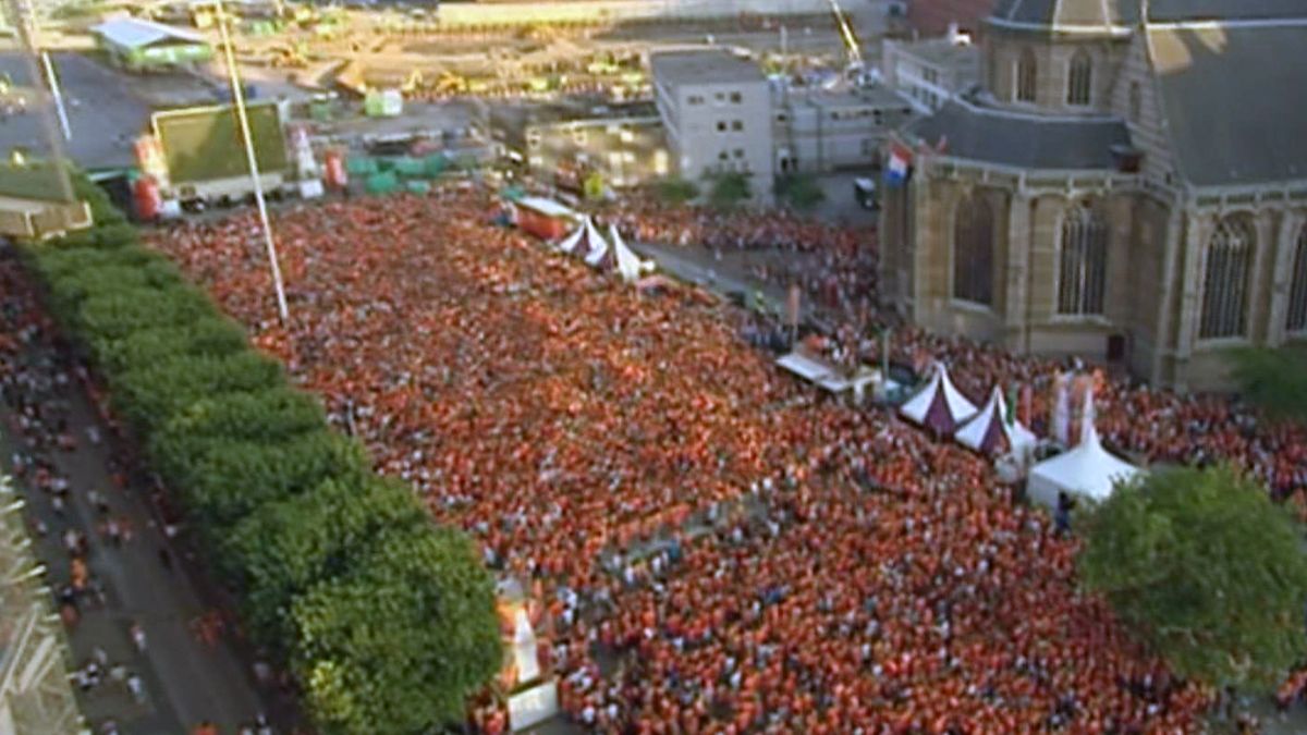 Oranje Costa Rica op groot scherm in Museumpark Rijnmond Oranje Costa Rica op groot scherm in Museumpark Rijnmond