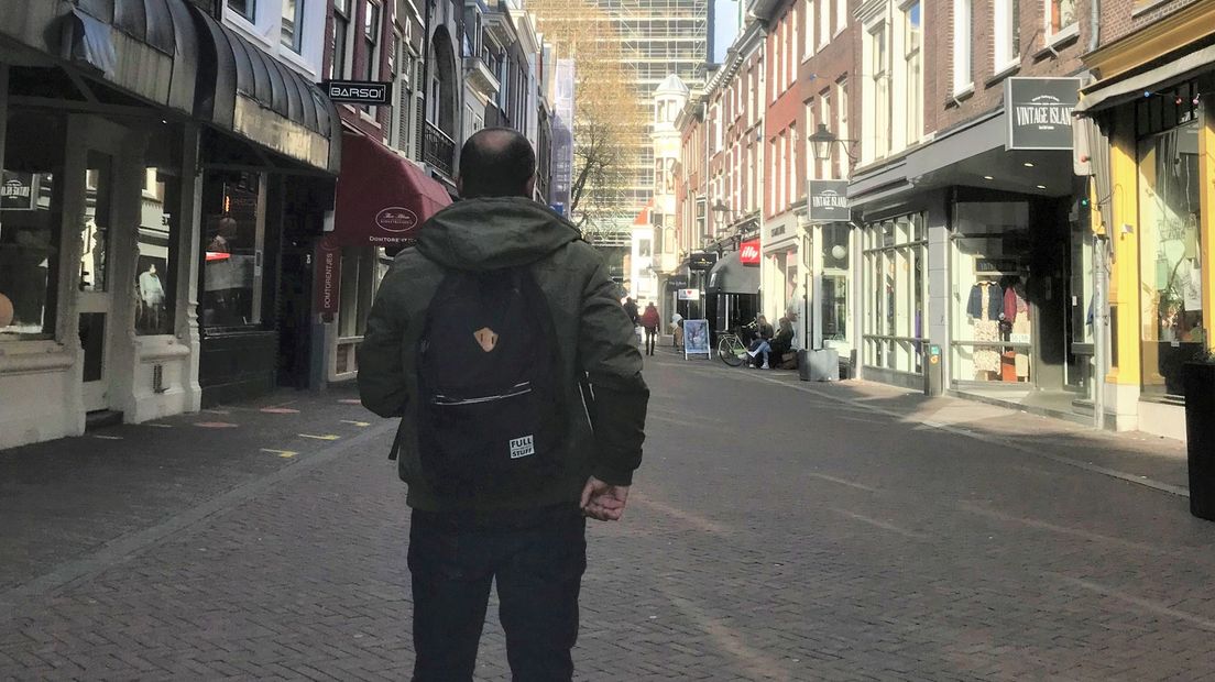 Tamer aan de wandel in het centrum van Utrecht.