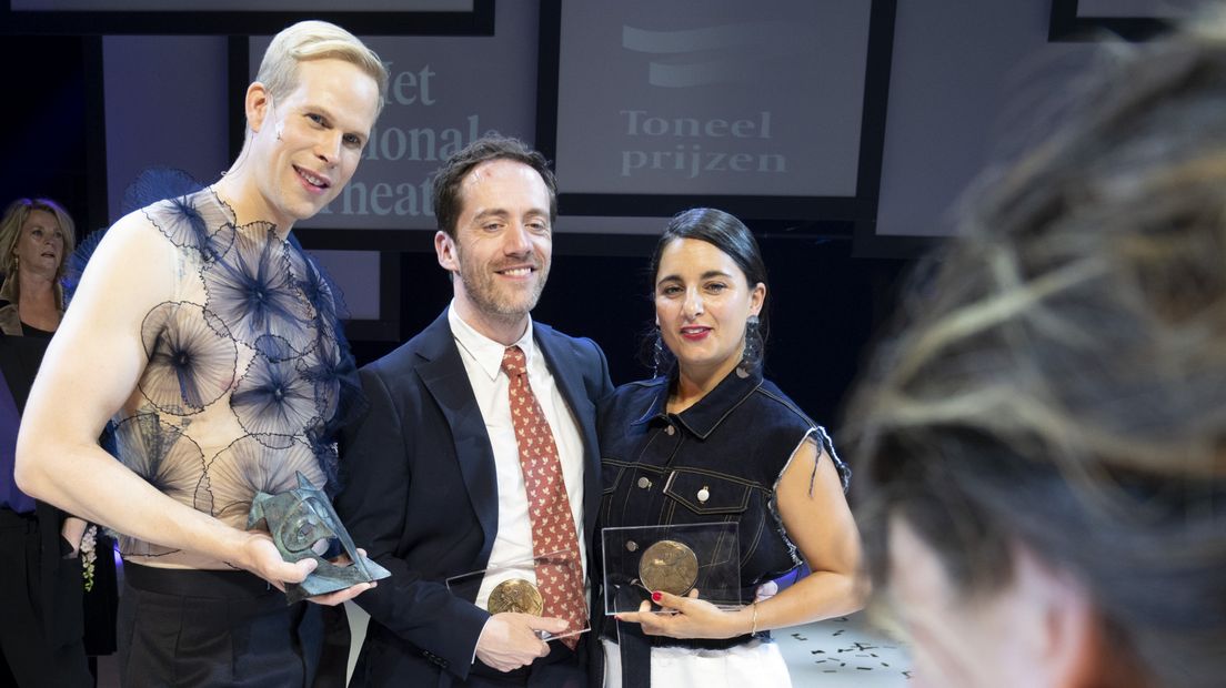 Rick Paul van Mulligen, Eelco Smits en Mariana Aparicio tonen hun toneelprijs