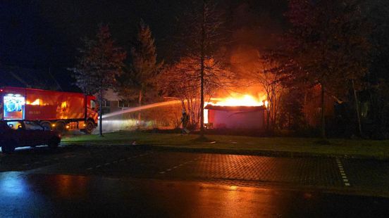 Flinke schade bij botsing bij tankstation | Uitslaande brand in Borne |. Flinke schade bij botsing bij tankstation | Uitslaande brand in Borne |.