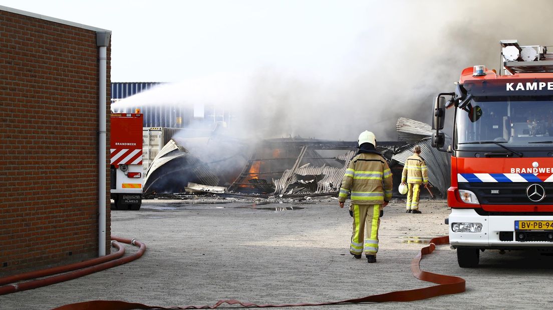 Opslagloods staat in brand