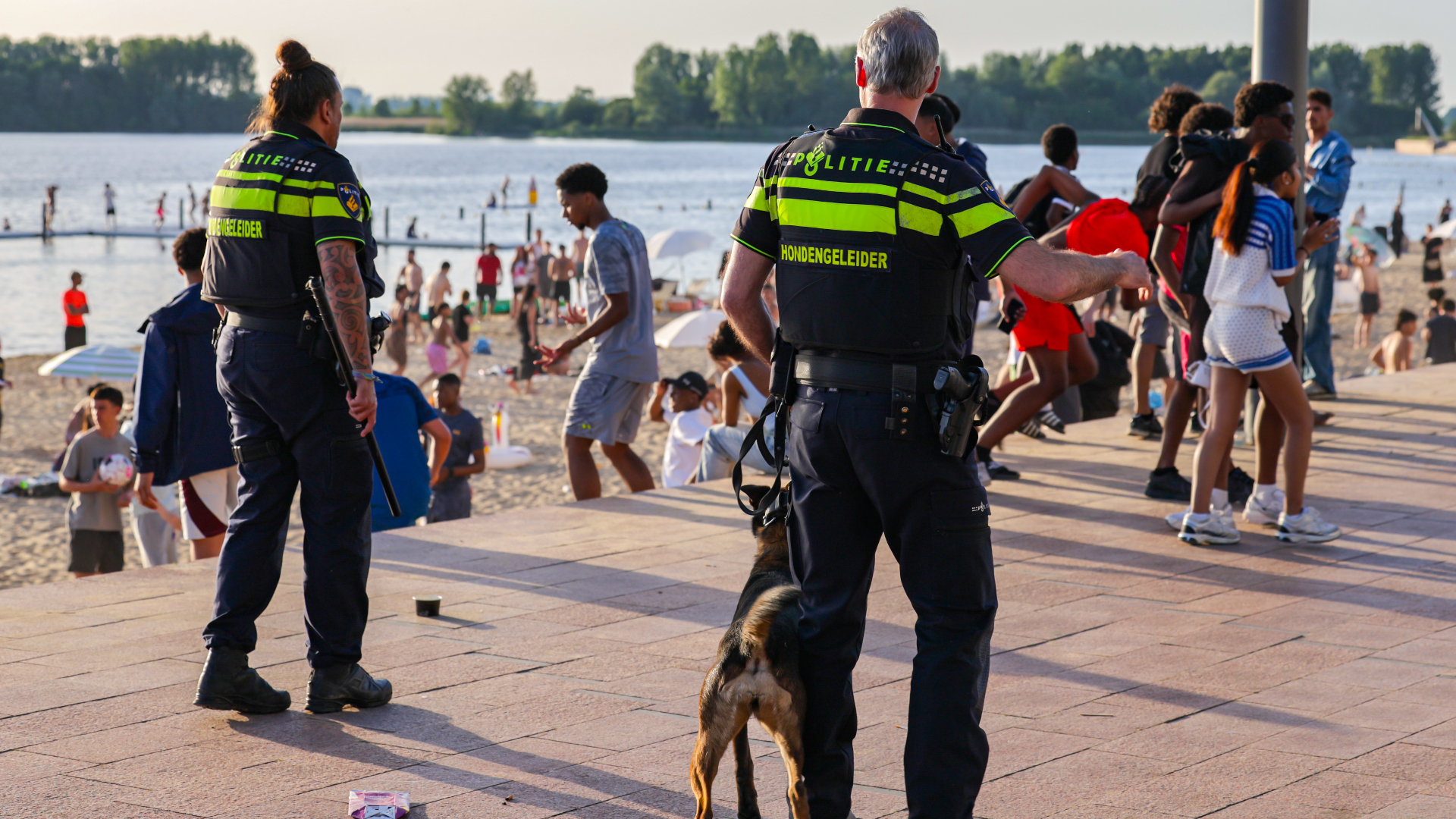 Er waren dinsdag hondengeleiders aanwezig en meerdere agenten liepen met een wapenstok rond.