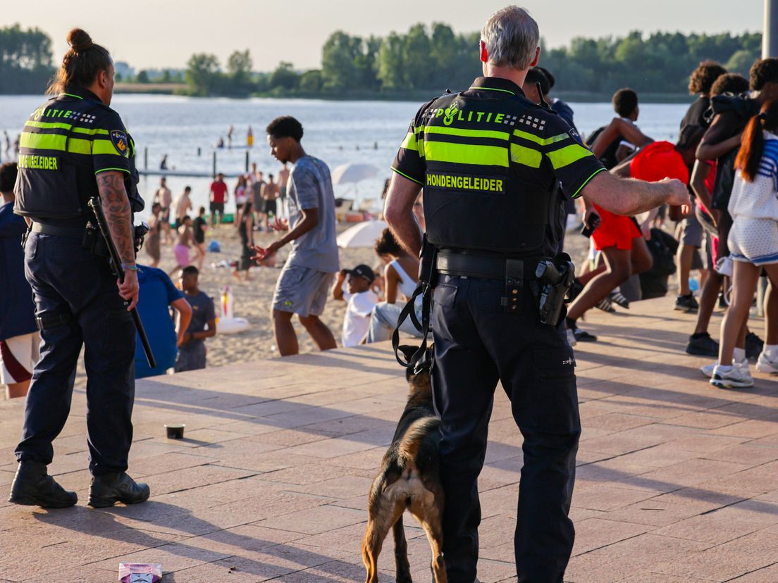 Er waren dinsdag hondengeleiders aanwezig en meerdere agenten liepen met een wapenstok rond.