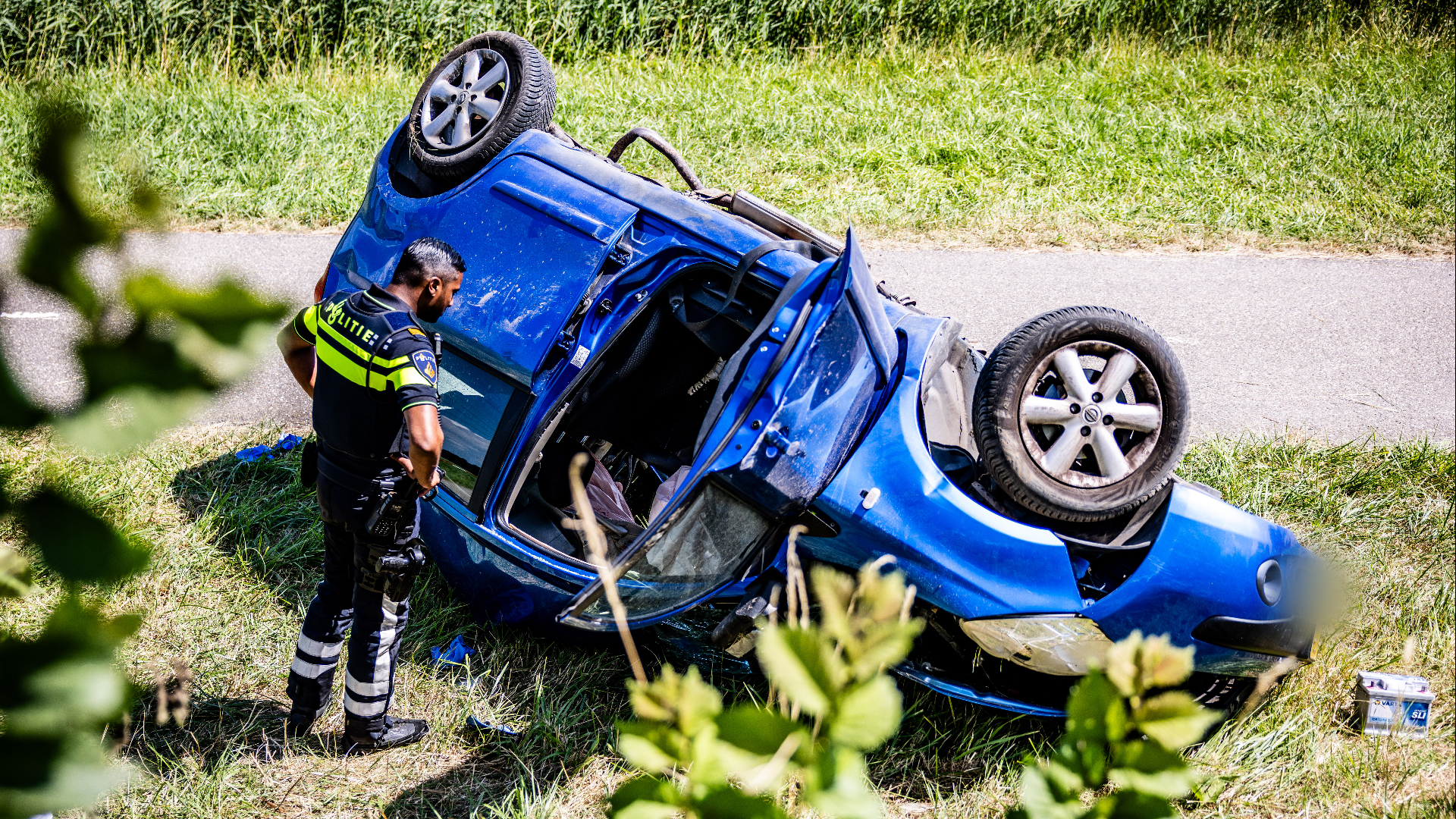 De bestuurder van de auto is naar het ziekenhuis gebracht.