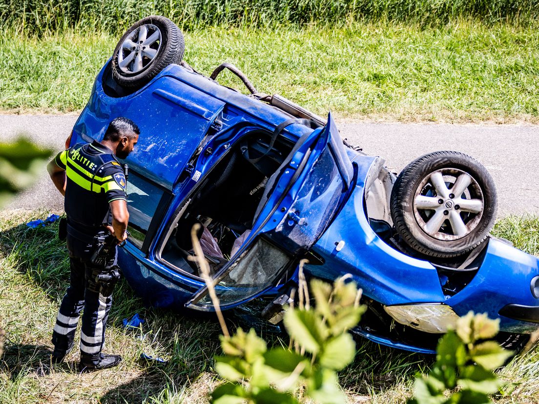 De bestuurder van de auto is naar het ziekenhuis gebracht.
