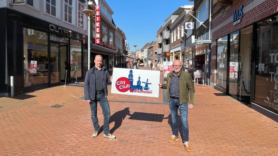 Peter Schulingkamp (links) en Chris de Raaf presenteren het logo van de City Club Winschoten