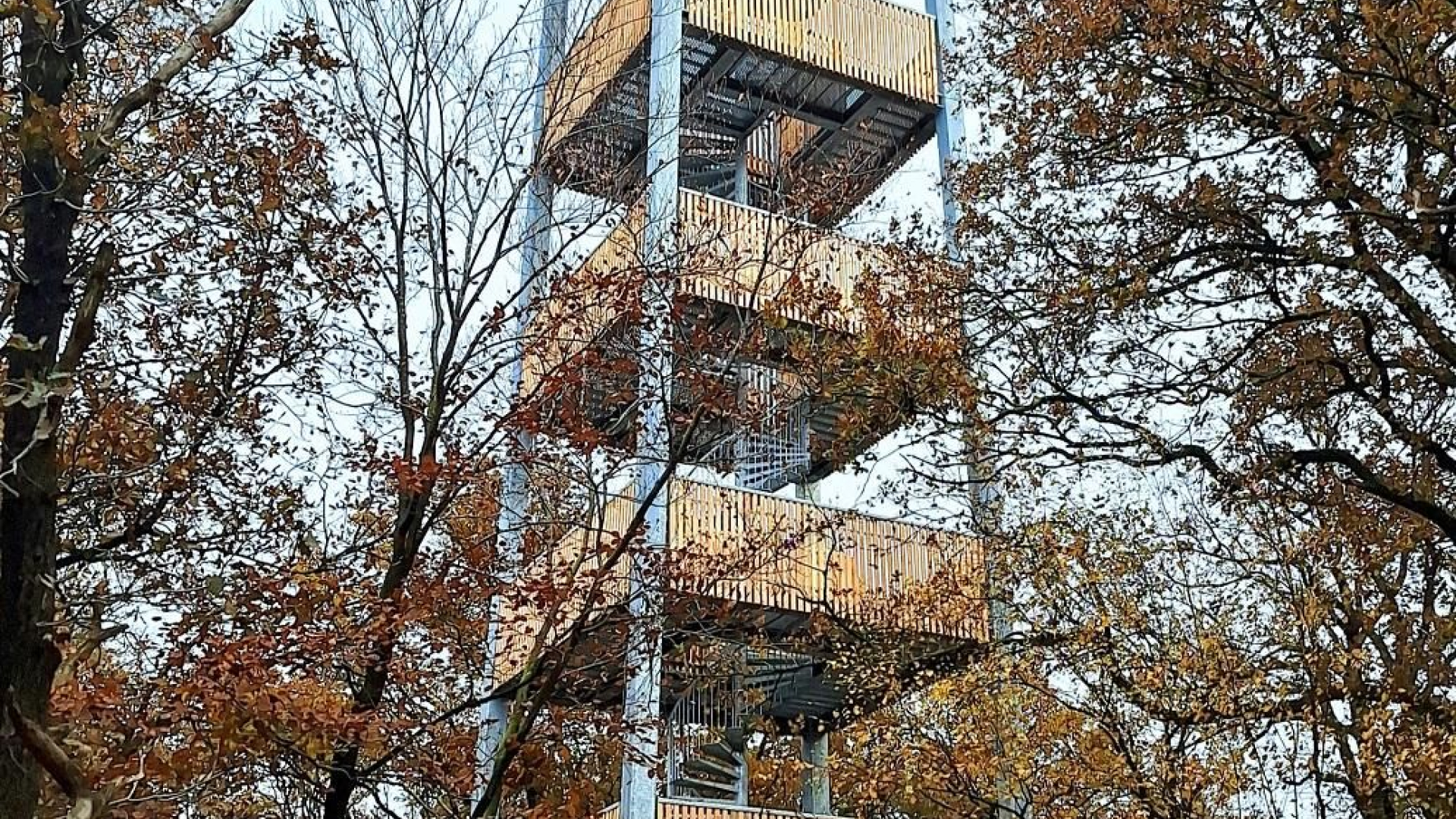 Uitkijktoren Loenen alweer dicht: bouten van slechte kwaliteit