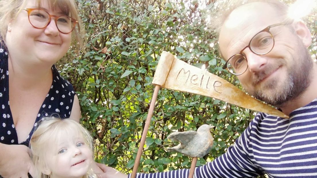 Mirjam, Luna en Richard bij het graf van Melle
