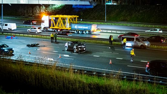 Dode bij ongeluk, snelweg lang dicht geweest. Dode bij ongeluk, snelweg lang dicht geweest.