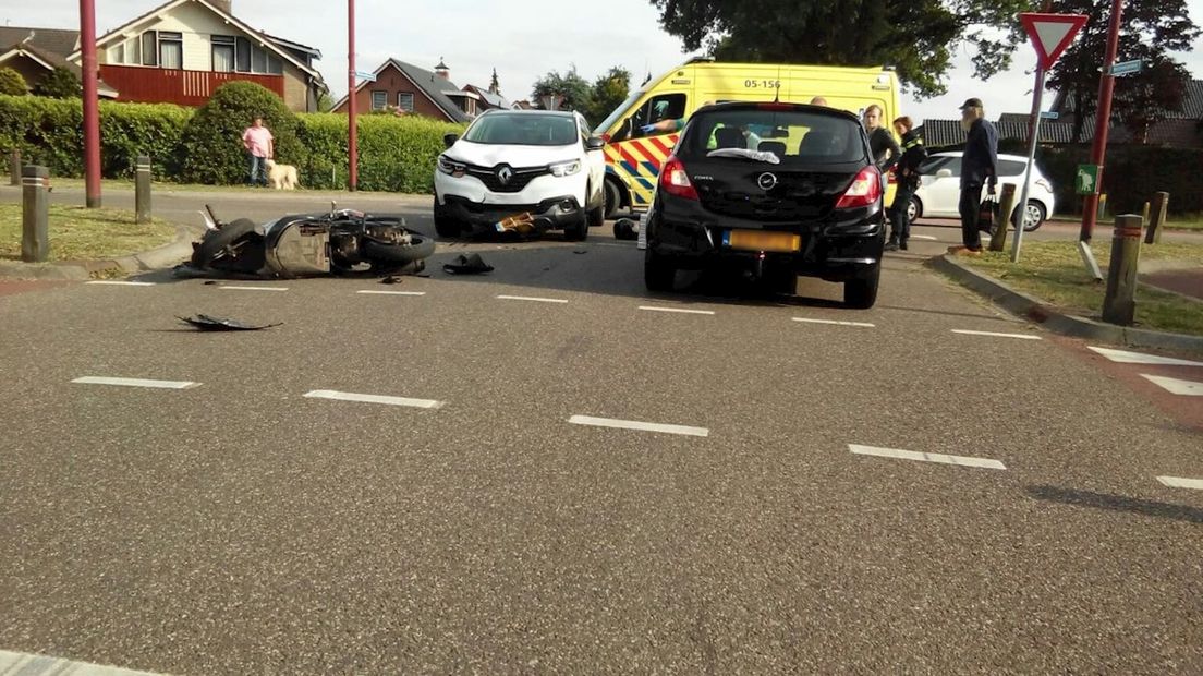 Botsing tussen scooterrijder en auto in Vriezenveen