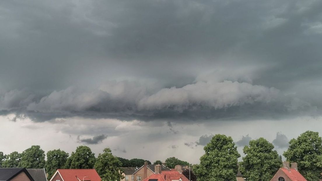 Joyce Derksen uit Doornenburg zag deze donkere wolken voorbijtrekken.