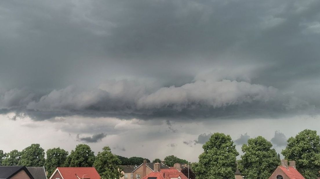 Joyce Derksen uit Doornenburg zag deze donkere wolken voorbijtrekken.