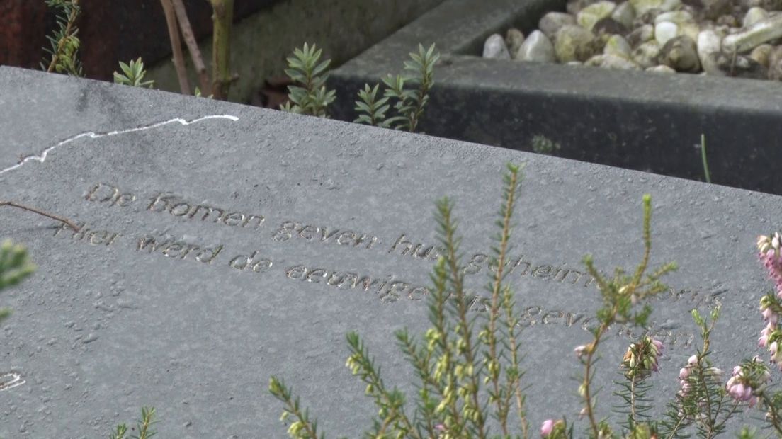De tekst op het graf van de onbekende man. Still Omroep West