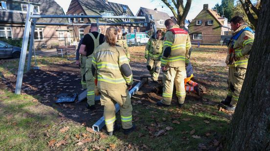 Vogel bevrijd uit metalen koker