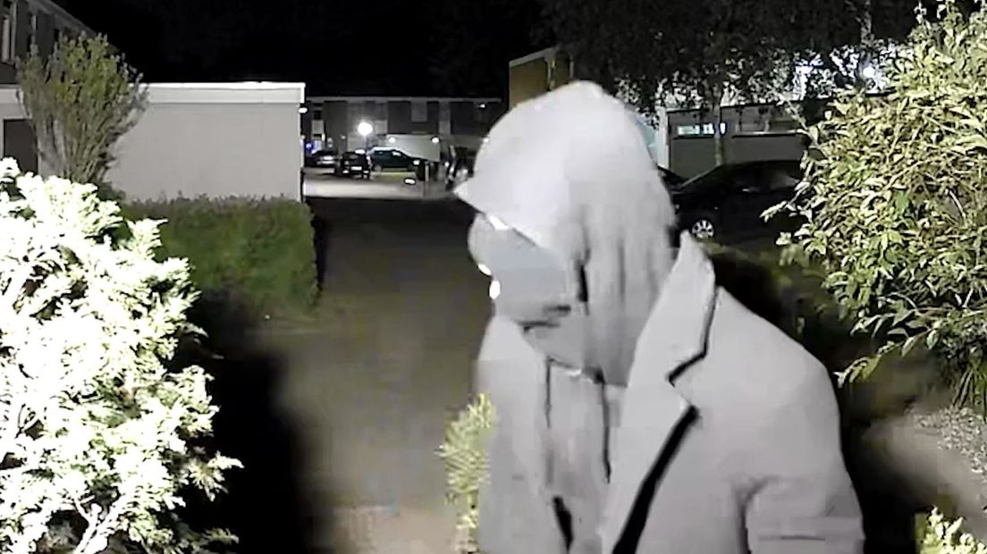 De politie zoekt deze man voor brandstichting.
