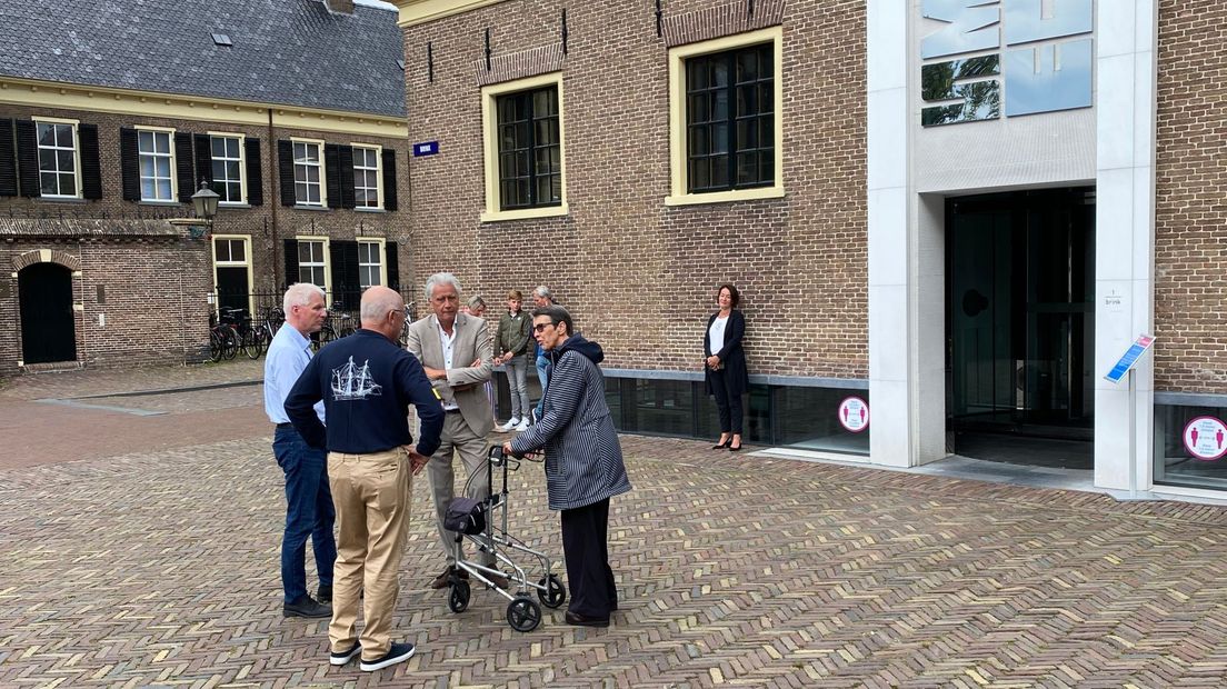 Hoekstra werd verwelkomd door commissaris van de Koning Jetta Klijnsma en museum-directeur Harry Tupan (Rechten: RTV Drenthe/Ronald Oostingh)