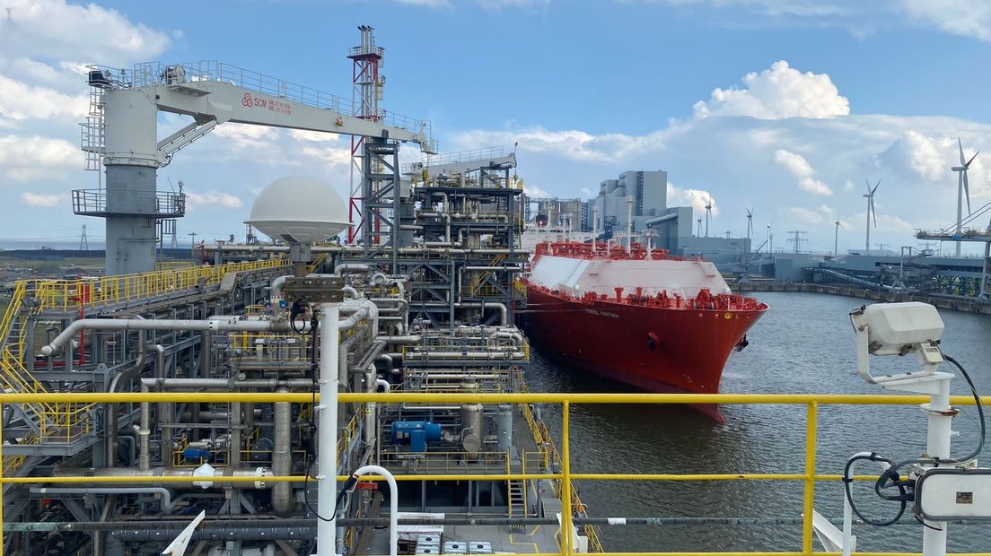 Het uitzicht vanaf het dek van één van de terminalschepen, rechts een schip met lng uit Amerika