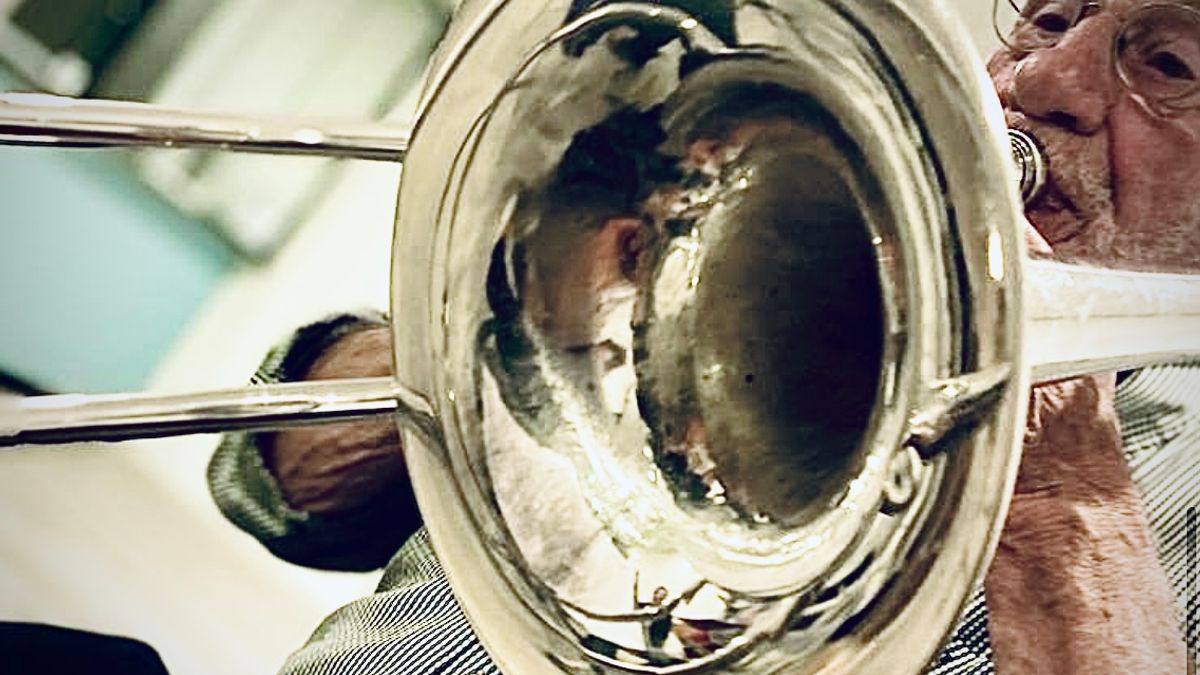 De oudjes uit de Schouwse Dixieland Band swingen de pan uit in documentaire Swingtij