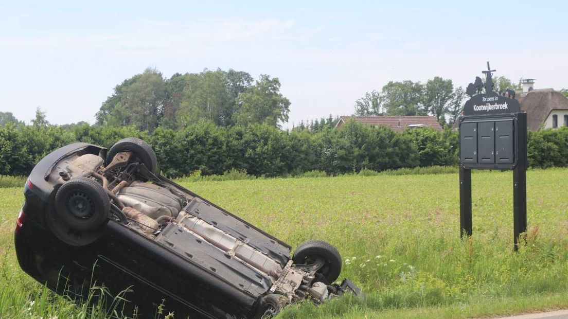 Bij een ongeluk in Kootwijkerbroek is de bestuurder van de rode auto zaterdagavond gewond geraakt en naar het ziekenhuis gebracht.