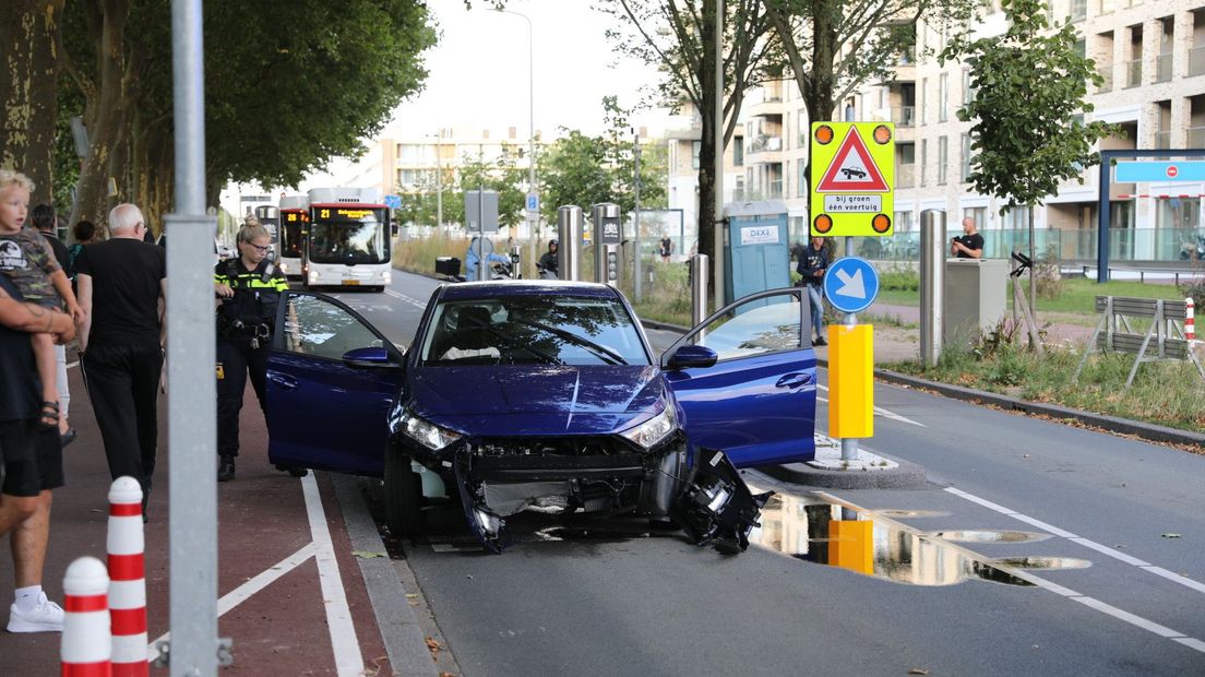 Opnieuw is er een auto tegen de Haagse 'horrorpoller' gereden