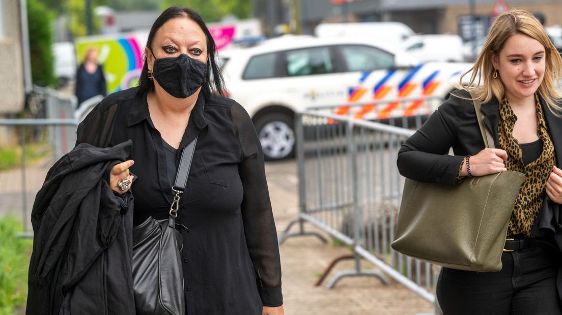 Advocaat Inez Weski komt aan bij de rechtbank