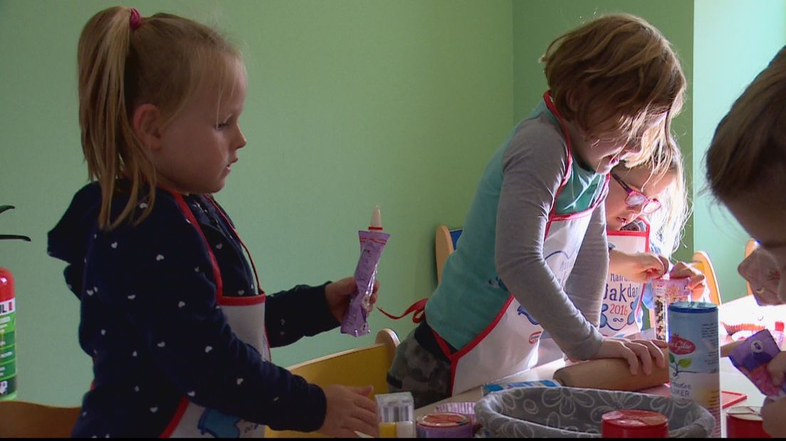 Kinderen bakken voor school in Ivoorkust (video)