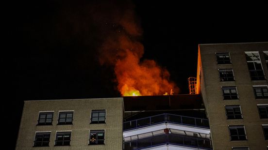 Brand op dakterras, flatbewoners staan op straat