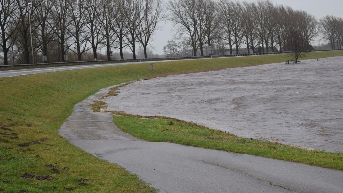 Parallelweg tussen Hasselt en Zwartsluis afgesloten vanwege het hoge water