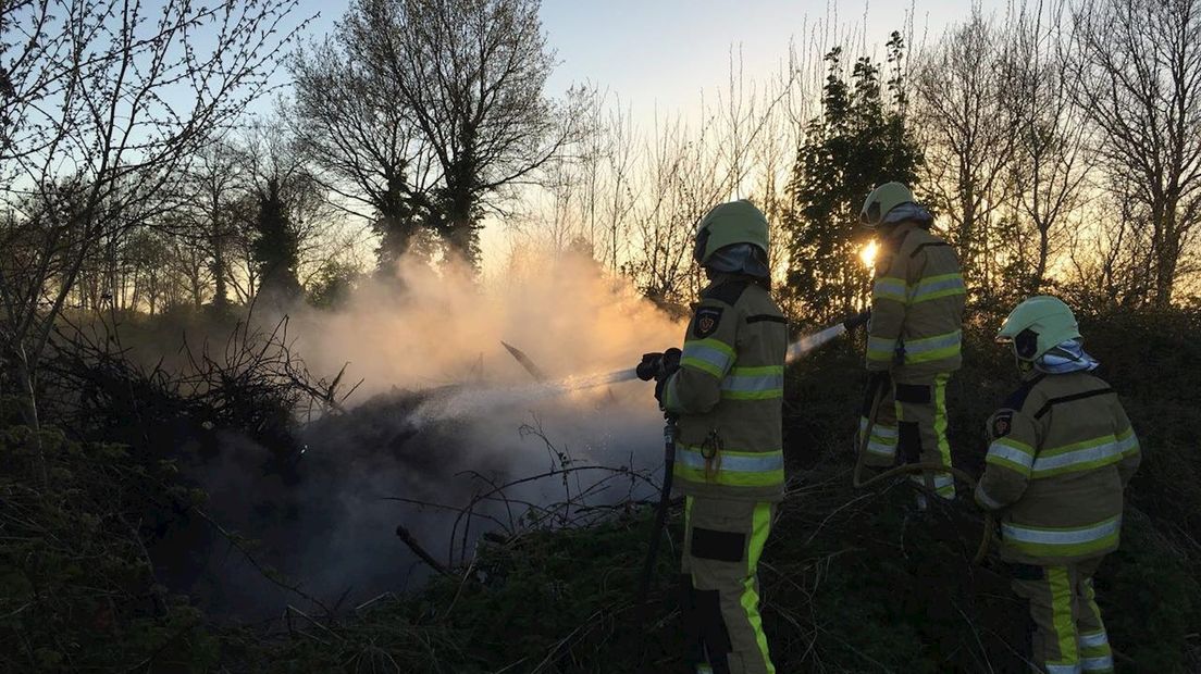 Buitenbrand in Paasloo is moeilijk onder controle te krijgen