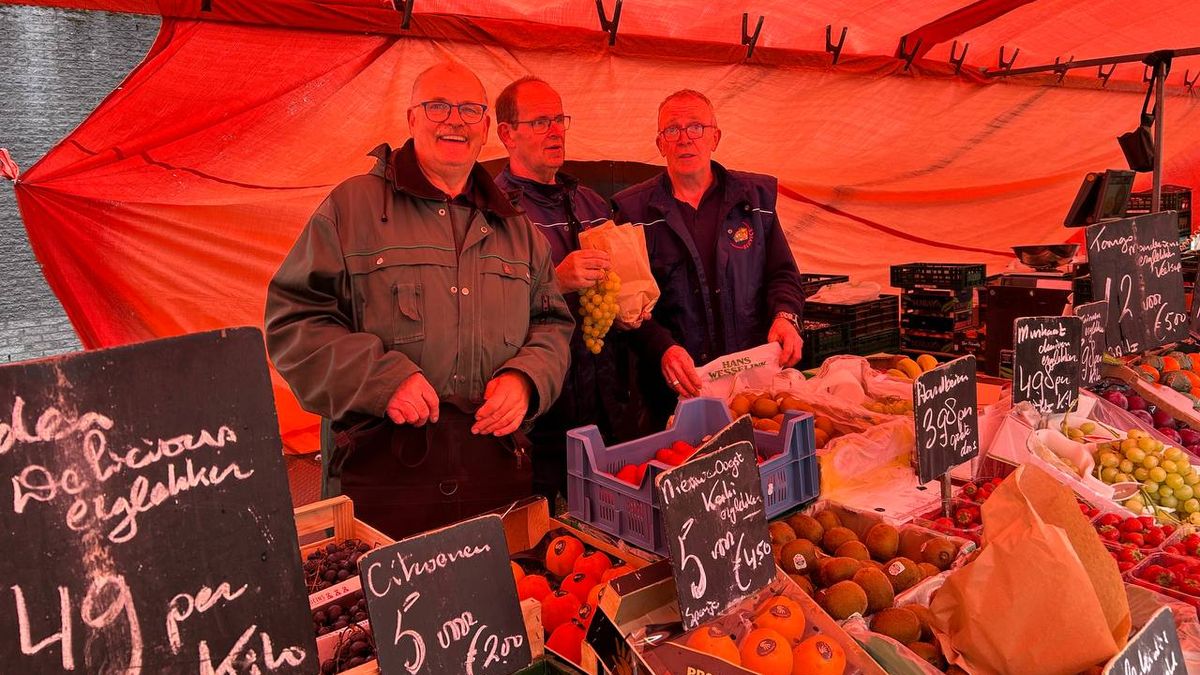 Wijkmarkten in Almelo sterven langzaam uit: 'Het is mijn uitje'