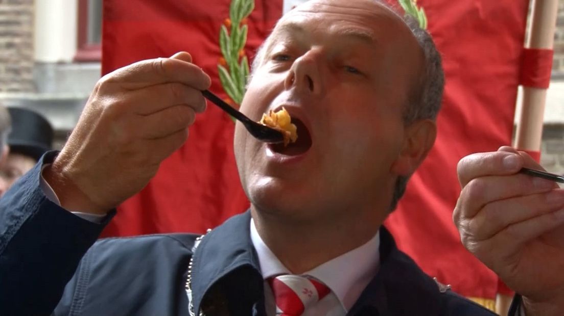 Burgemeester Henri Lenferink van Leiden eet hutspot
