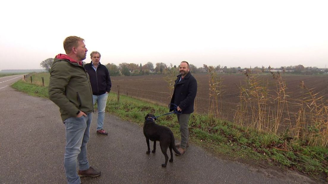 Harm, Pim en Joost met hond op de dijk bij Slijk-Ewijk - foto Omroep Gelderland