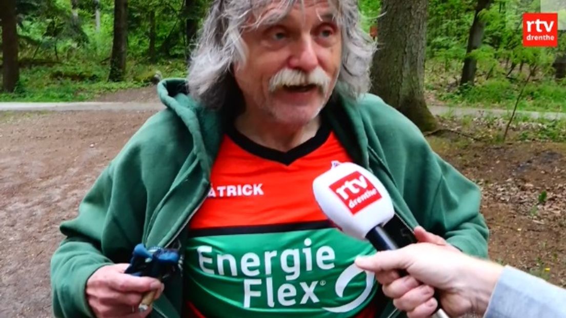 Johan Derksen toont het shirt van zijn favoriete club NEC (Rechten: RTV Drenthe)