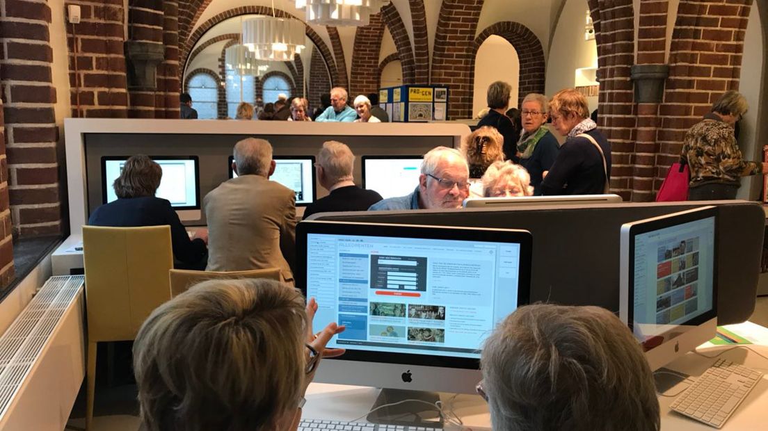 In de digitale archieven ging men op zoek naar informatie over hun familie (Rechten: Janet Oortwijn/RTV Drenthe)