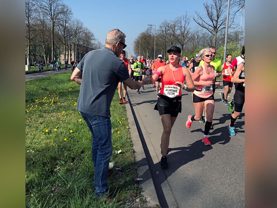 Anneloes (met zwarte pet) tijdens de marathon