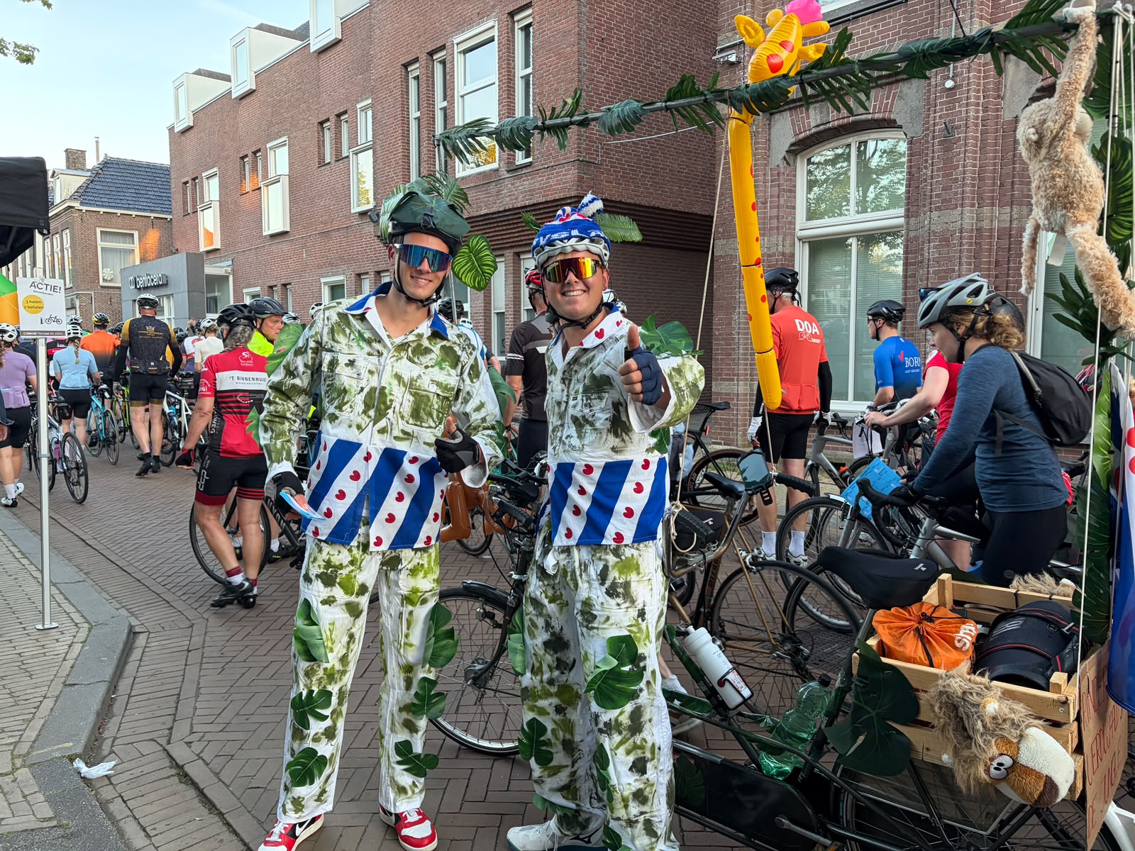 De prachtige fytsoutfit fan dizze manlju