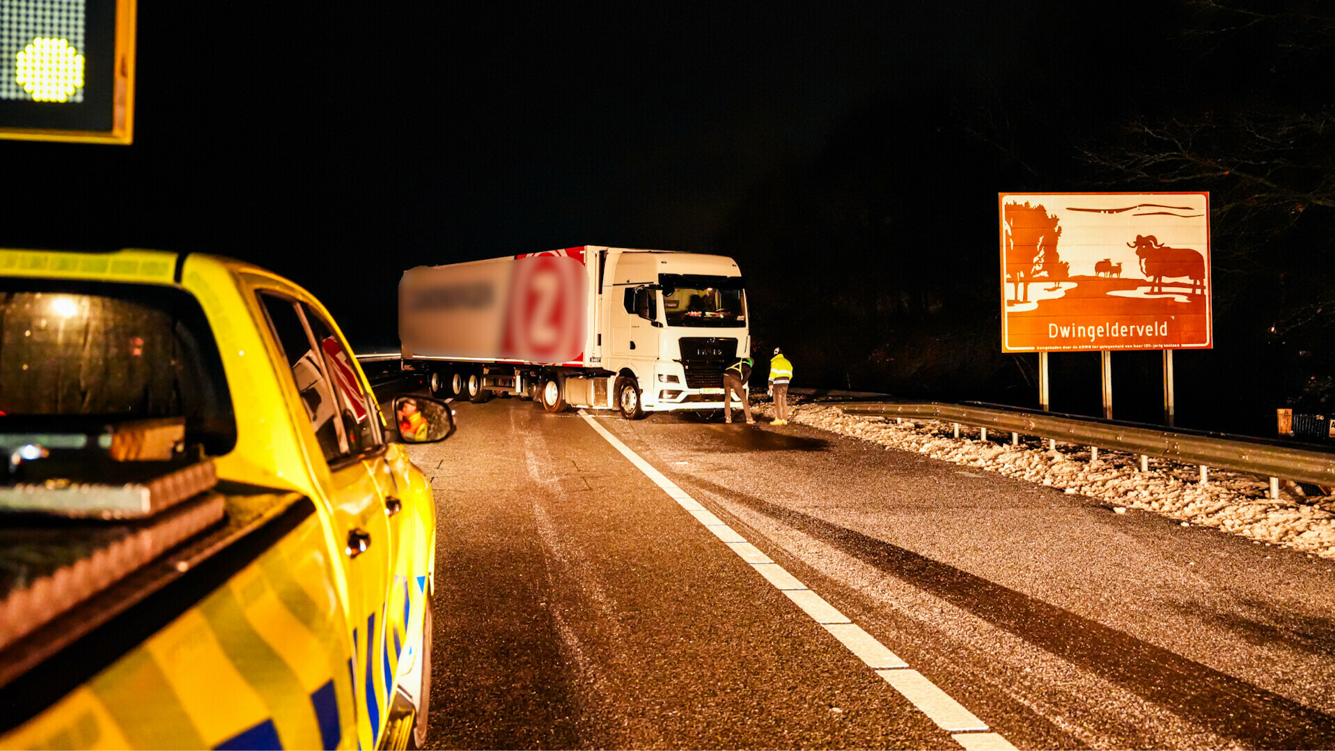 A28 deels dicht door geschaarde vrachtwagen bij Dwingeloo