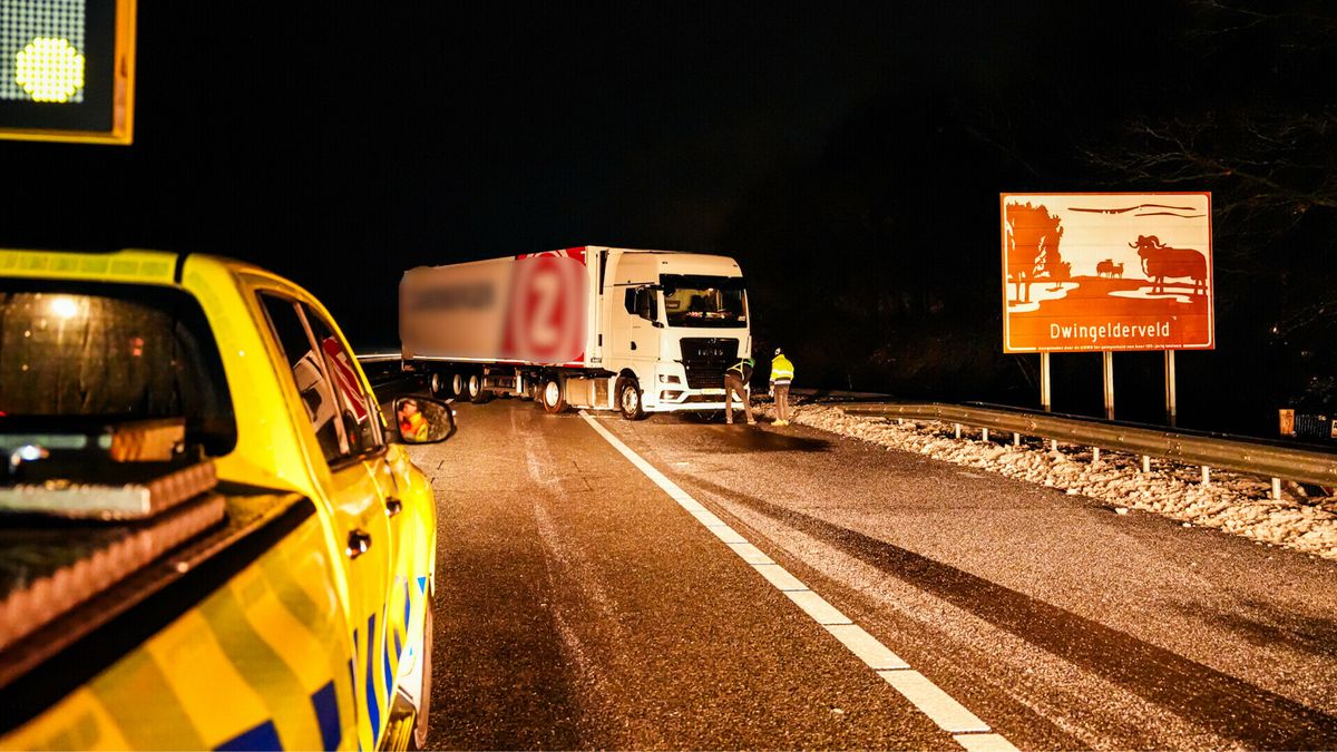 Vrachtwagen geschaard op A28 bij Dwingeloo