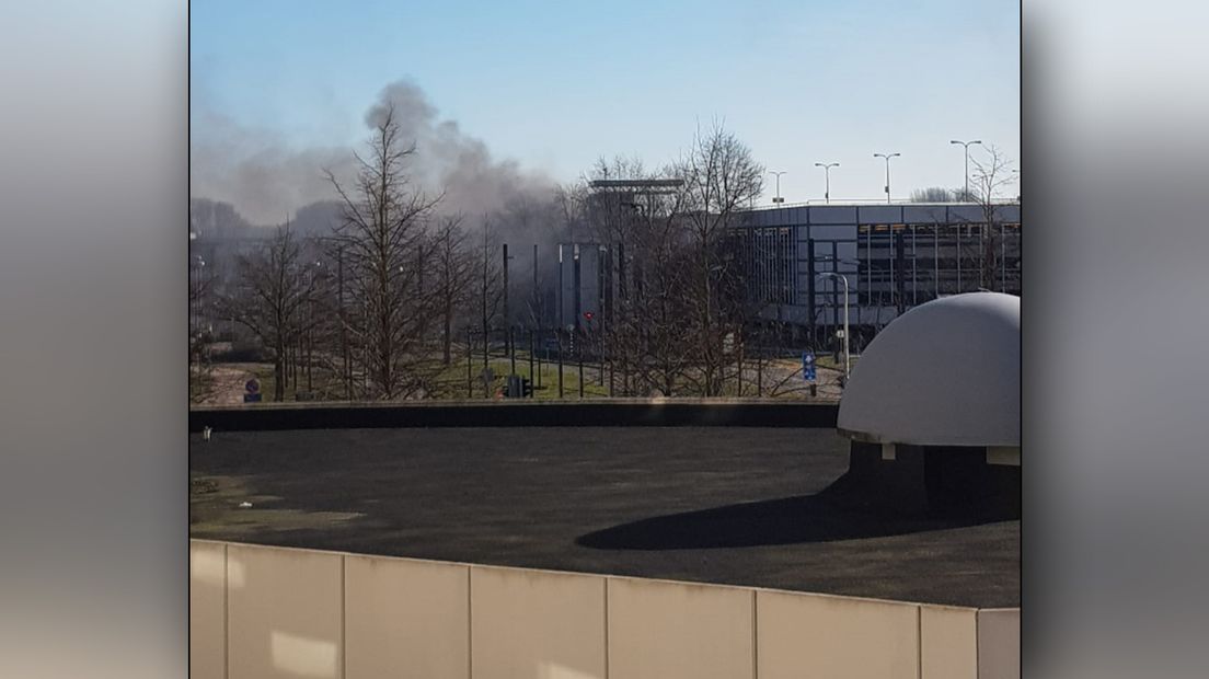 Rond de parkeergarage hangen veel rookwolken.