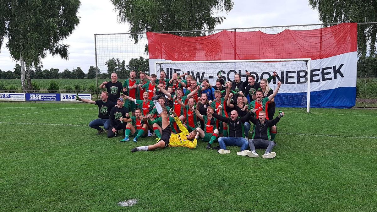 Schoonebeek trekt na penalty's aan het langste eind en promoveert