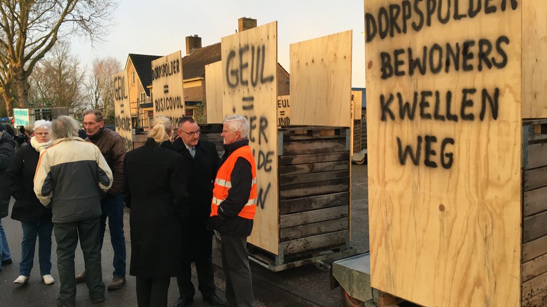 Minister Cora van Nieuwenhuizen (Infrastructuur en Waterstaat) kreeg maandagmorgen in Varik een klein applaus van tegenstanders van de nevengeul. Ze voelden zich gehoord.