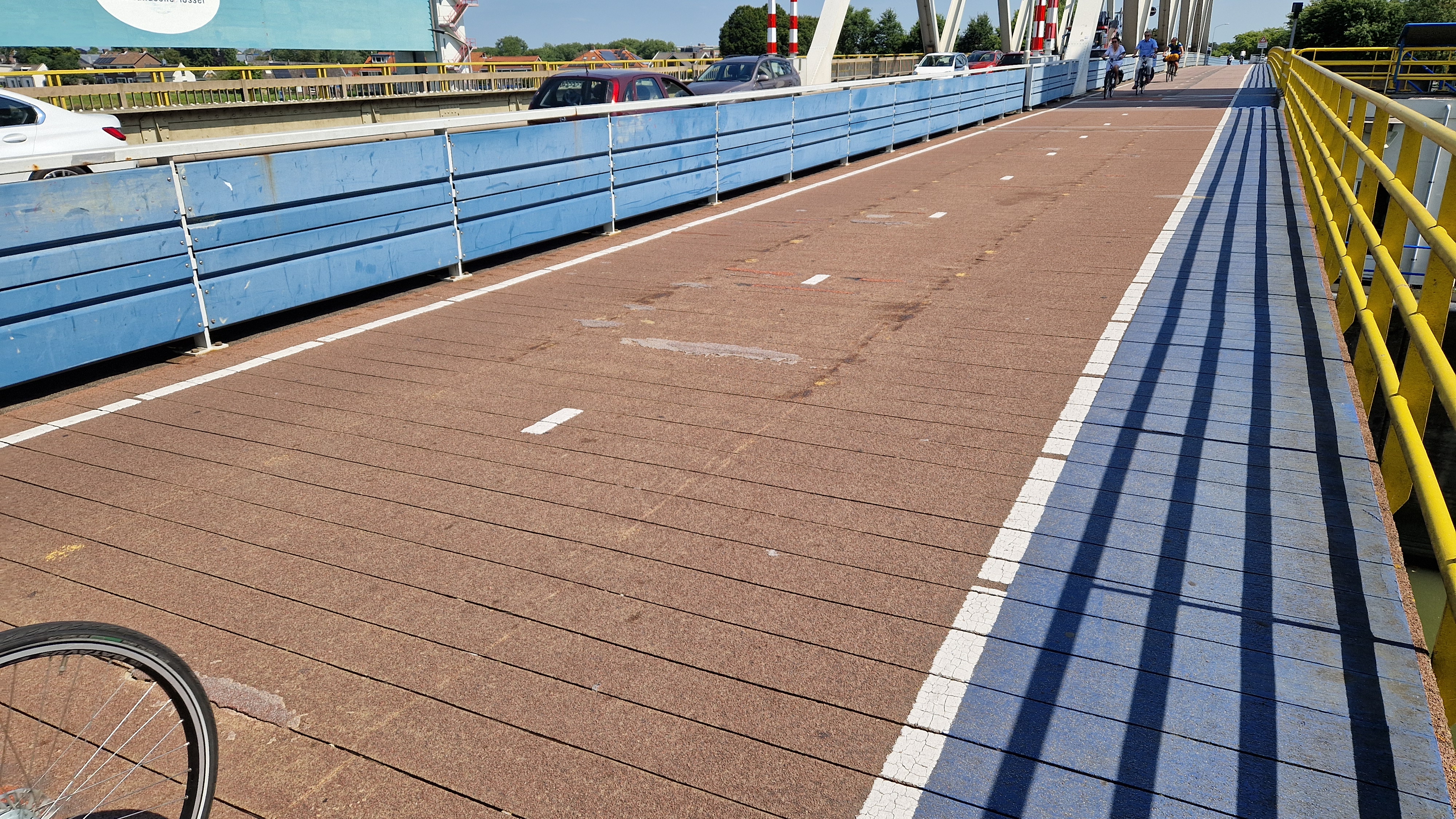 Er zitten gaten in het asfalt op de brug