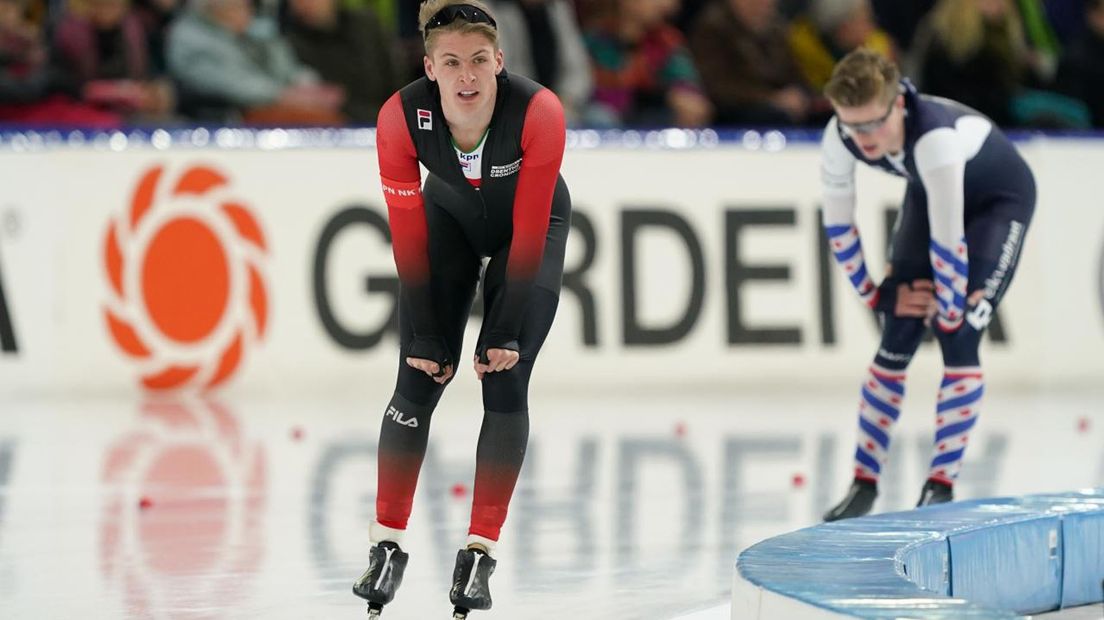Remo Slotegraaf rijdt uit na zijn 1500 meter, op de achtergrond zijn tegenstander Jur Veenje